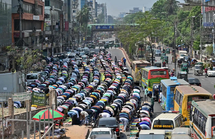 نماز خواندن مسلمانان روزه دار بنگلادشی در خیابان + عکس
