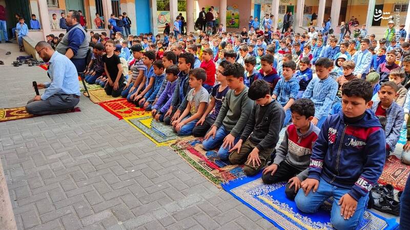 نماز جماعت دانش آموزان در غزه + عکس