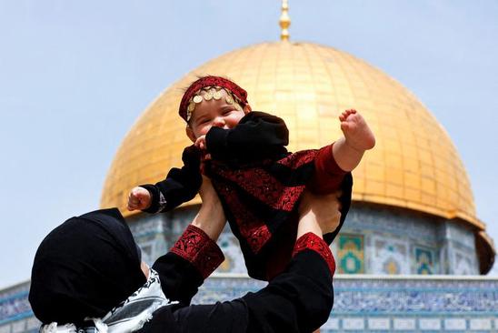 تصویری زیبا از ماه مبارک رمضان در شهر قدس + عکس