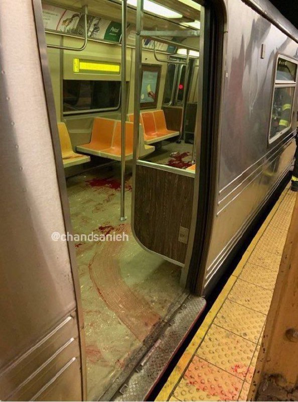 تصویری از رد خون در متروی نیویورک + عکس