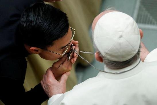 بوسه یک مسیحی بر گردنبند صلیب پاپ + عکس