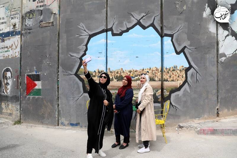 سلفی با نقاشی دیواری از مسجد الاقصی + عکس