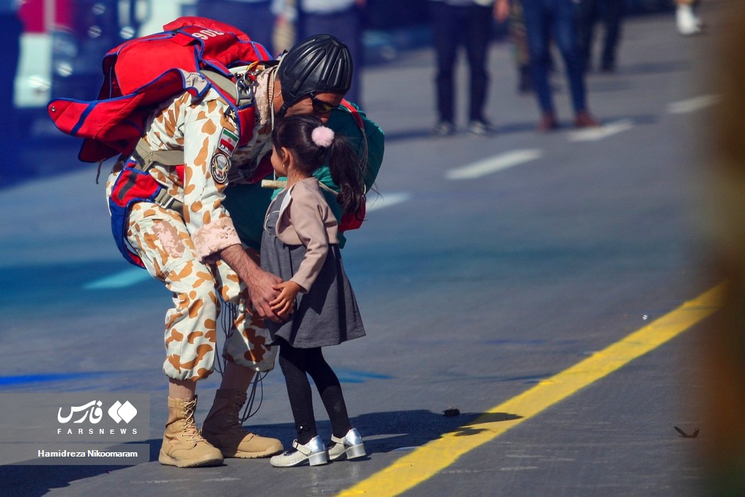 استقبال دختری از پدرش در رژه روز ارتش + عکس