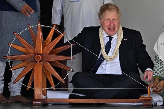 نخست وزیر انگلیس پشت چرخ نخ ریسی + عکس