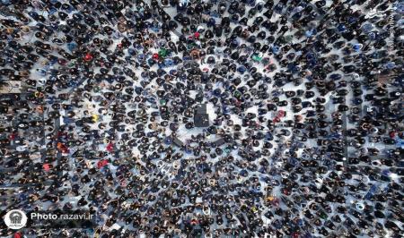 نمایی زیبا از چهارپایه‌خوانی محمود کریمی در حرم رضوی + عکس