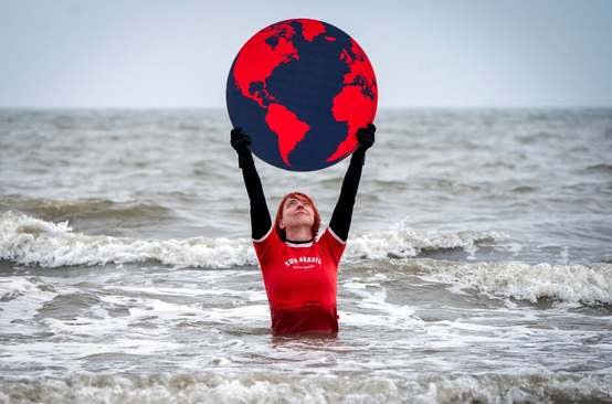 گرامیداشت روز زمین در ساحل اسکاتلند + عکس