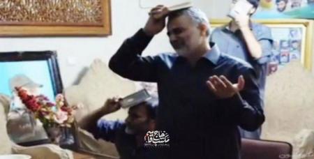  تصویری کمتر دیده شده از حاج قاسم در مراسم احیای شب قدر + عکس
