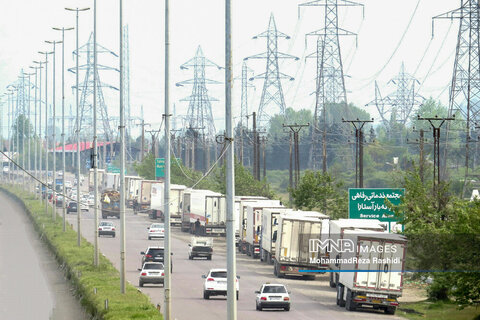 تصاویر| کامیون‌ها پشت مرز آستارا