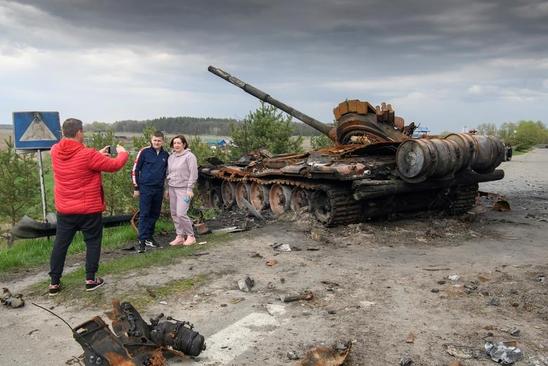 عکس یادگاری اوکراینی ها در کنار تانک های منهدم شده روسیه + عکس