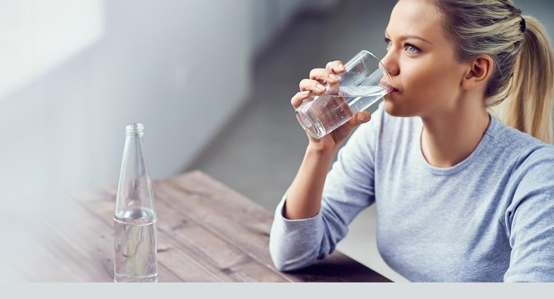 آیا نوشیدن آب بیشتر واقعا کیفیت پوست را بهتر می‌کند؟