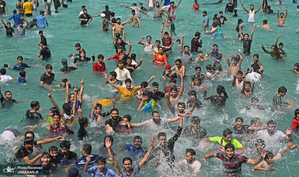 آب تنی کردن پاکستانی ها در استخر برای فرار از گرما + عکس
