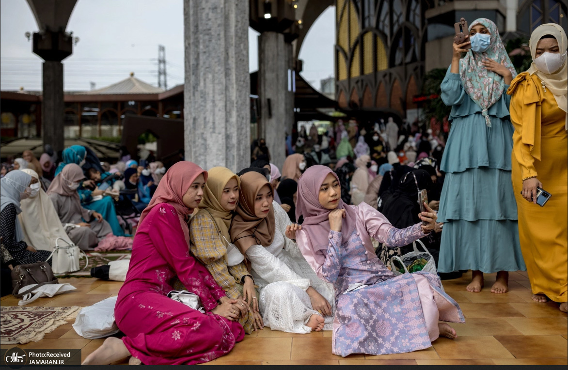 سلفی زنان جوان پس از نماز عید سعید فطر در تایلند + عکس