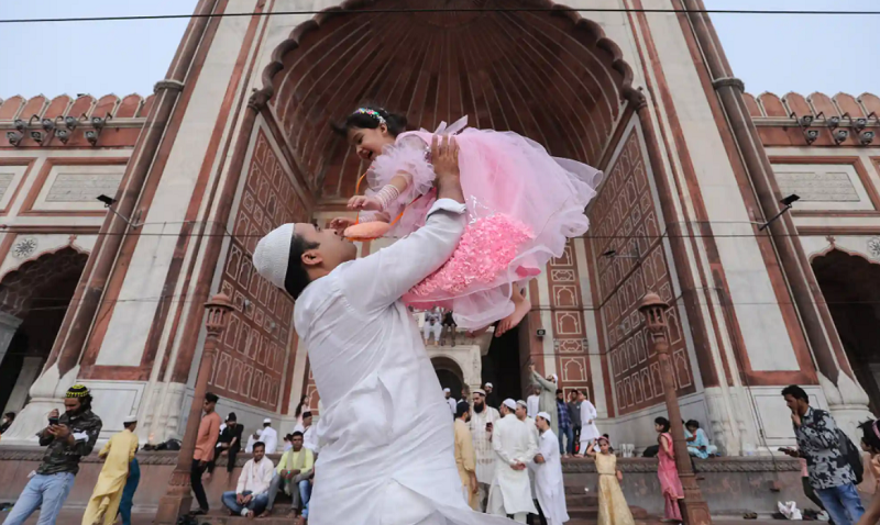 تصویری زیبا پس از نماز عید فطر در دهلی نو  + عکس