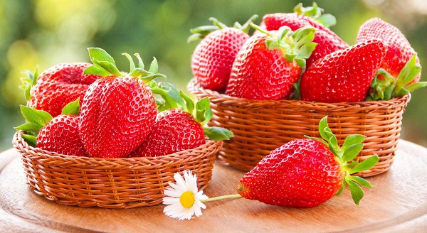 روش شستن توت فرنگی به گونه ای که خراب نشود و شیرینی آن از بین نرود