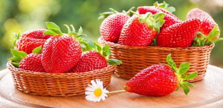 روش شستن توت فرنگی به گونه ای که خراب نشود و شیرینی آن از بین نرود