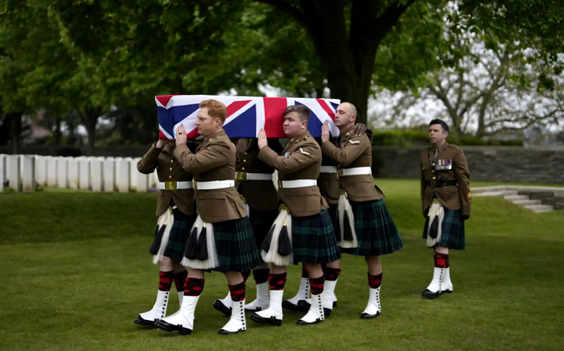 پوشش خاص هنگ سلطنتی اسکاتلند درحال حمل تابوت + عکس