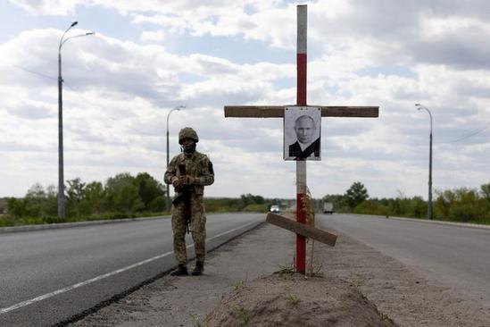به صلیب کشیدن پوتین در جاده‌های اوکراین + عکس