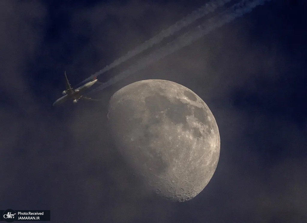عبور یک هواپیما از مقابل ماه + عکس