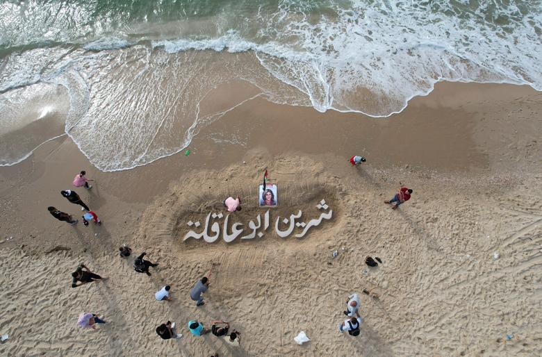 حک کردن نام شیرین ابوعاقله در ساحل + عکس