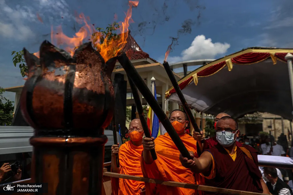 افروختن مشعل های آتشین به مناسبت تولد بودا + عکس