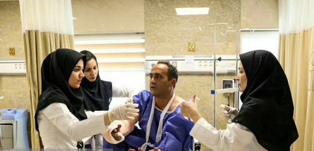 مداوای مصدومان حمله مسلحانه صبح امروز مجلس در بیمارستان + عکس