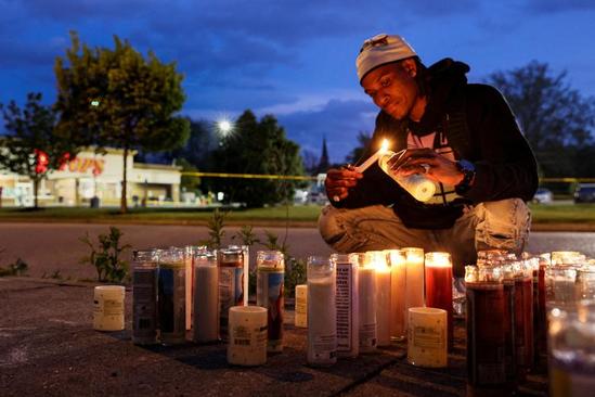روشن کردن شمع به یاد قربانیان تیراندازی مرگبار در آمریکا + عکس
