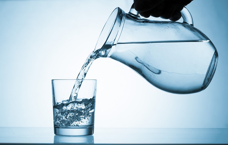 چه مقدار آب در طول روز بنوشیم؟