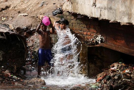 آب تنی کودکان در گرمای طاقت فرسای هند + عکس