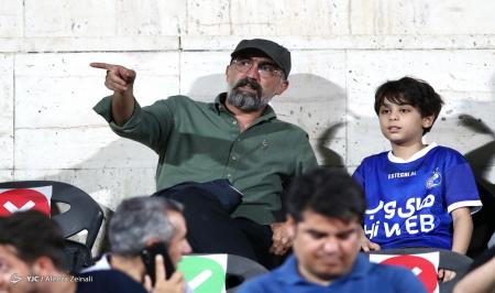 هادی حجازی فر به همراه پسرش تماشاگر بازی استقلال تهران + عکس