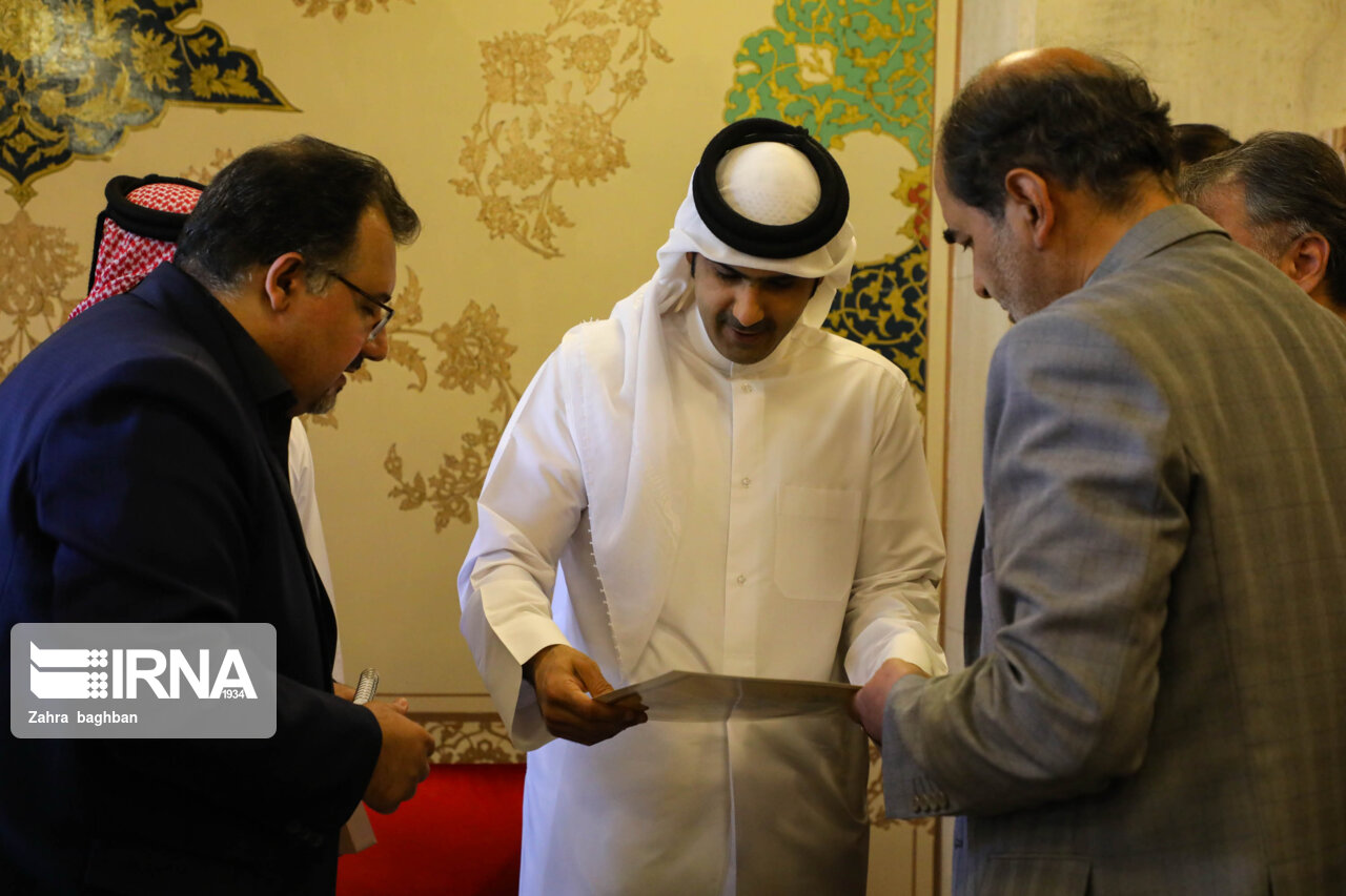 نشست صمیمی وزیر فرهنگ قطر با هنرمندان پیشکسوت اصفهان + عکس