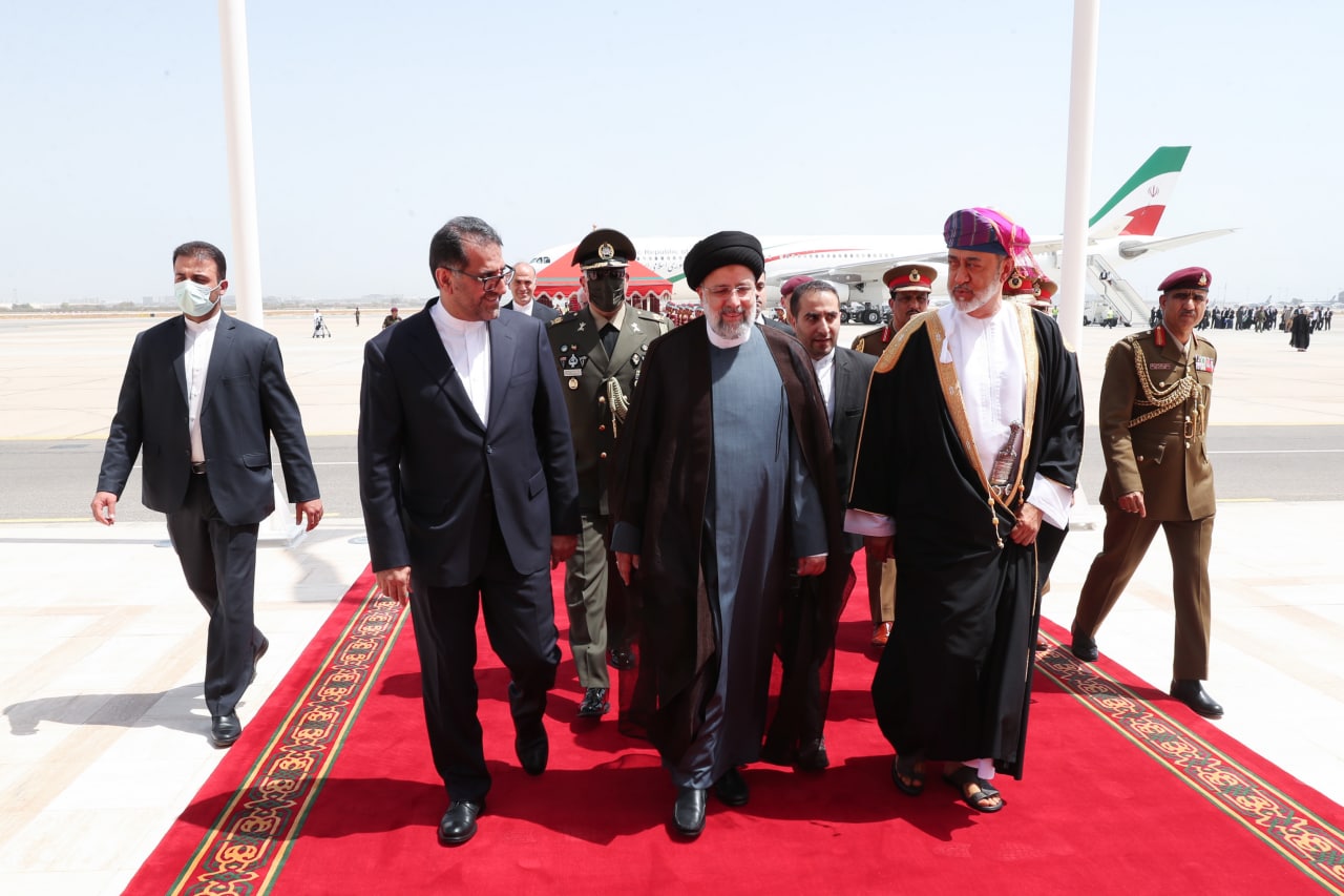استقبال رسمی از آیت الله رئیسی در مسقط پایتخت عمان + عکس