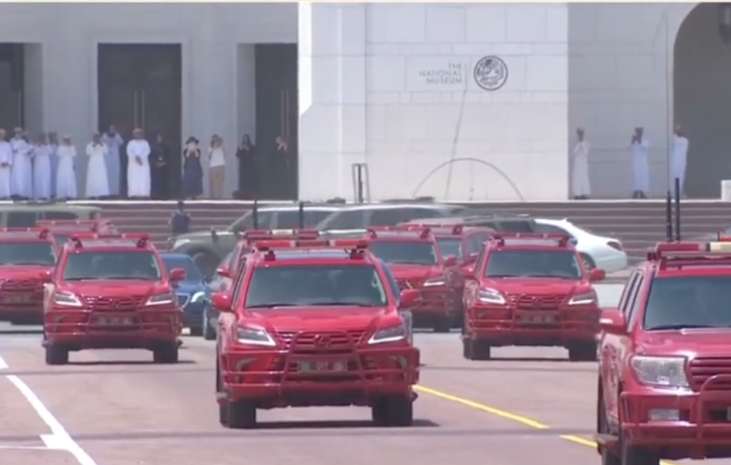  استقبال از آیت الله رییسی با ماشین‌های قرمز معروف عمان + عکس