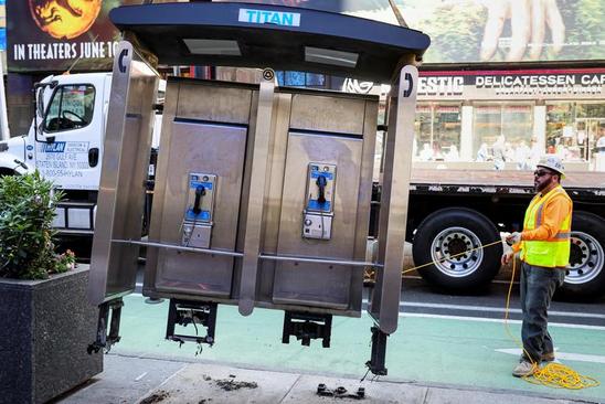 برداشتن آخرین باجه تلفن عمومی از شهر نیویورک آمریکا + عکس