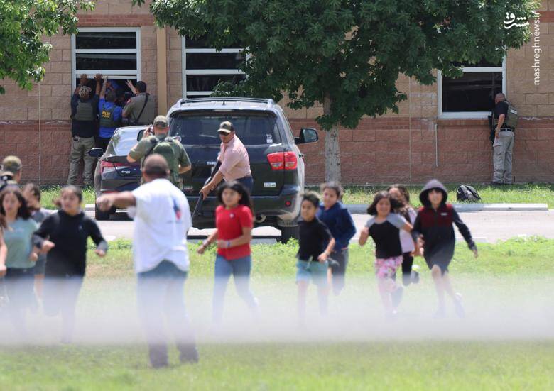 لحظه فرار دانش آموزان از قاتل ۱۸ ساله در تگزاس + عکس