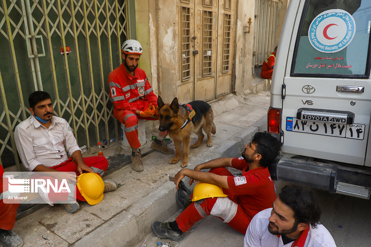 خستگی امدادگران زحمت کش در پی عملیات جستجو + عکس