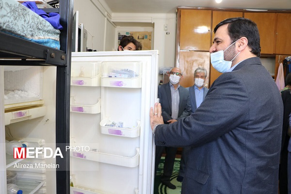معاون وزیر بهداشت در خوابگاه‌های پسرانه و دخترانه دانشگاه علوم پزشکی این استان+ عکس