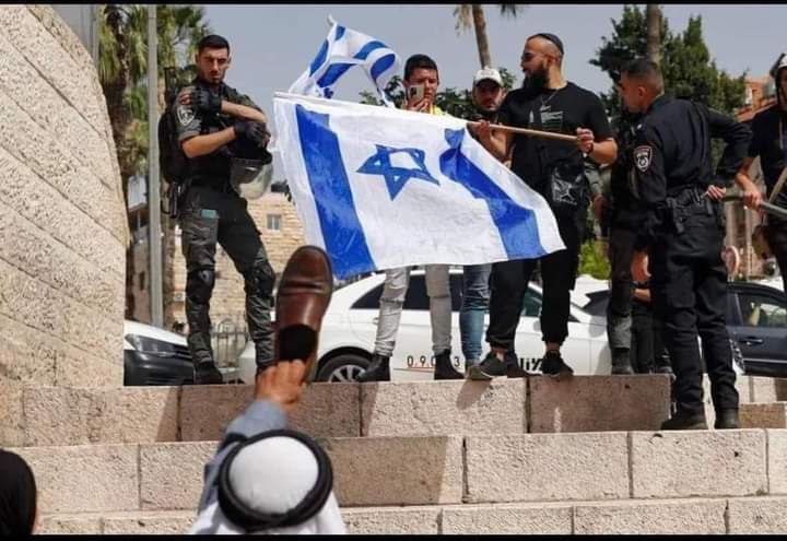 حرکت جالب یک فلسطینی مقابل پرچم صهیونیست ها + عکس