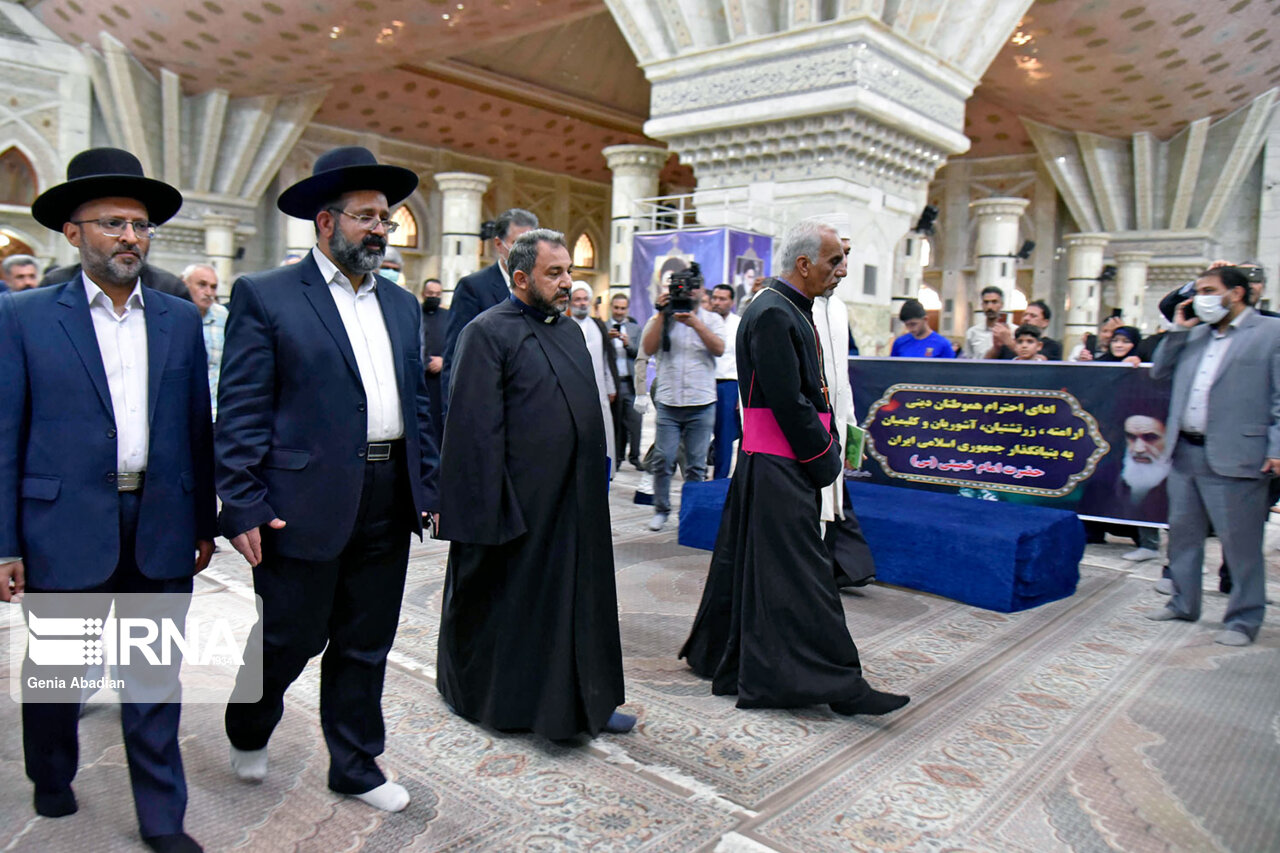 ادای احترام نمایندگان ادیان الهی به امام خمینی (ره) + عکس