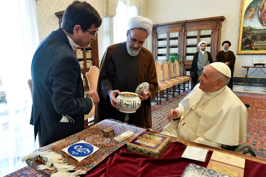 تبادل هدایا بین آیت الله اعرافی با پاپ فرانسیس در واتیکان + عکس