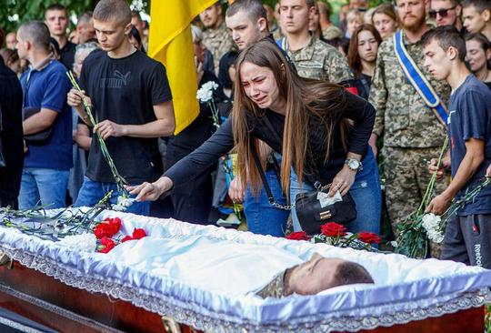 تشییع پیکر یک نظامی ارتش اوکراین + عکس