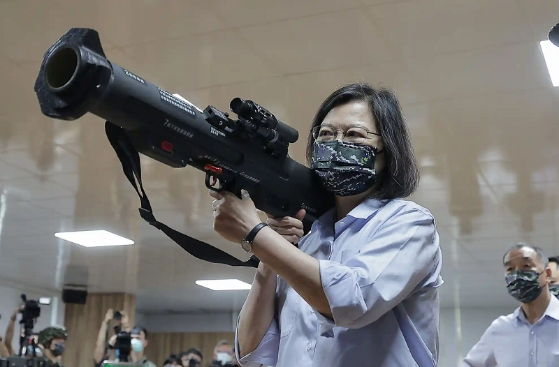 رئیس جمهور تایوان با یک موشک ضد تانک در دست + عکس