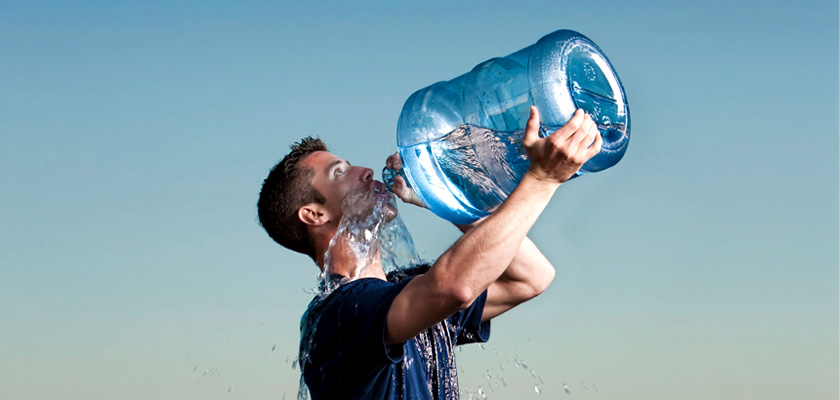  نوشیدن آب زیاد چه عوارضی دارد؟