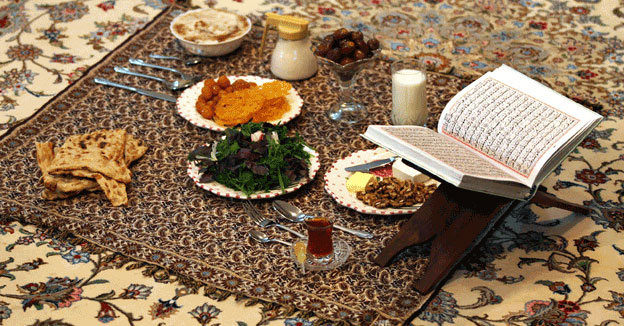 عکس/ خانواده ایرانی پای سفره سحری در دهه چهل