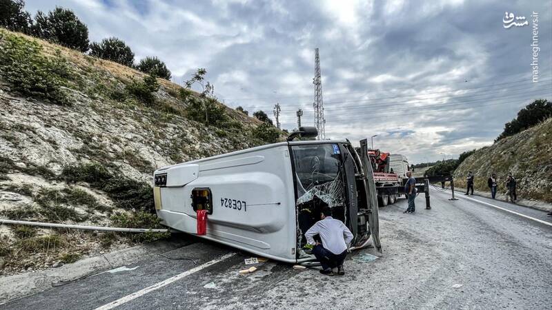واژگونی اتوبوس در استانبول + عکس