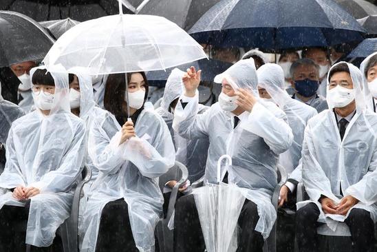 رییس جمهور کره جنوبی و همسرش در مراسم یادبود کشته شده های جنگ + عکس