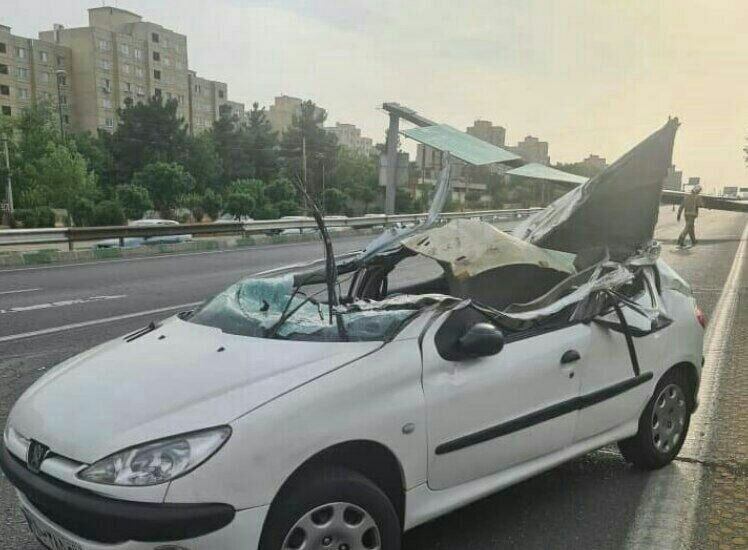  له شدن پژو 206 پس از سقوط تابلو وسط اتوبانی در تهران+ عکس