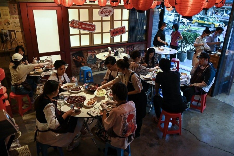 هجوم چینی‌ها به رستوران‌ها پس از پایان ممنوعیت کرونا + عکس