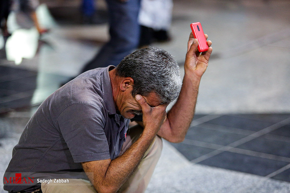 اشک های بی امان در حضور امام رئوف + عکس