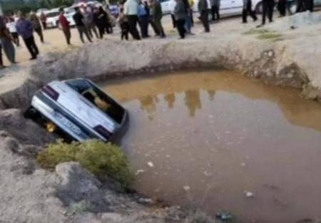 سقوط مرگبار پژو ۴۰۵ در گودال + عکس
