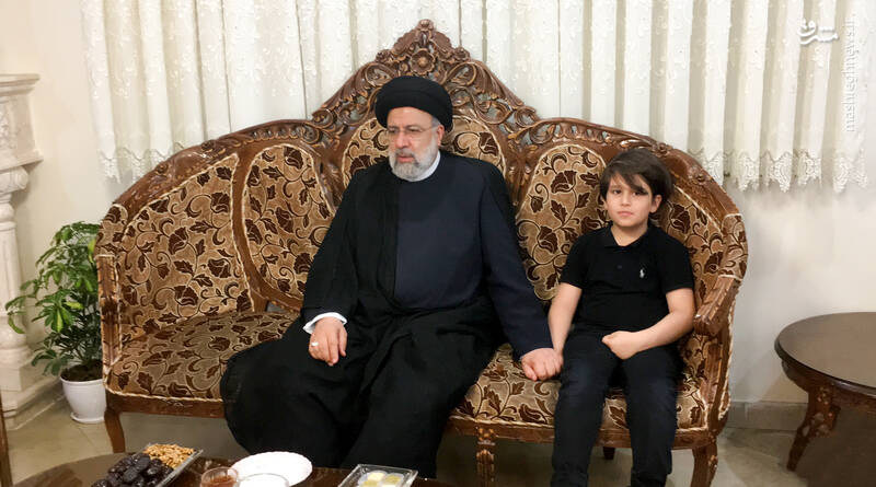 فرزند شهید صیاد خدایی در کنار رئیسی + عکس